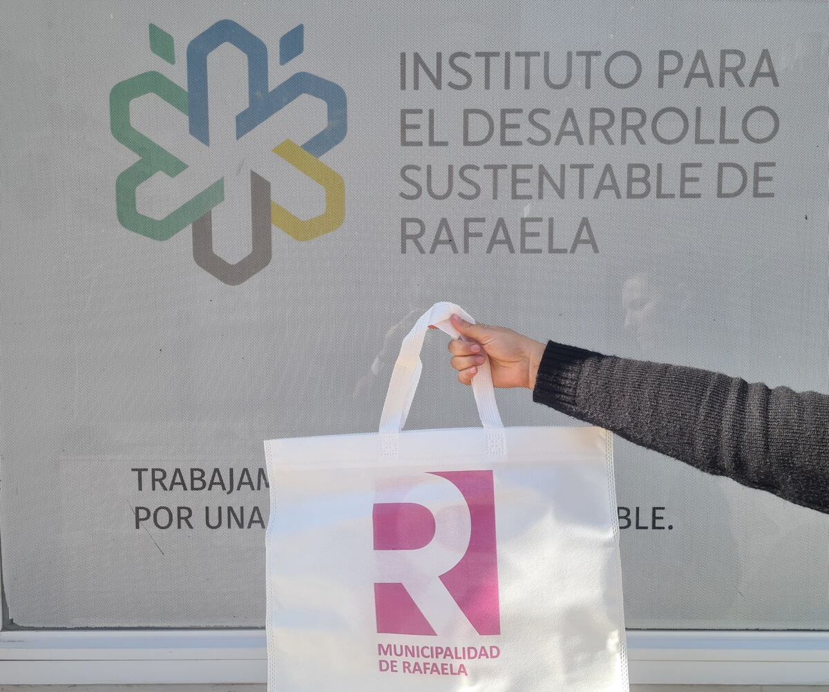 El Instituto para el Desarrollo Sustentable entrega bolsas de tela