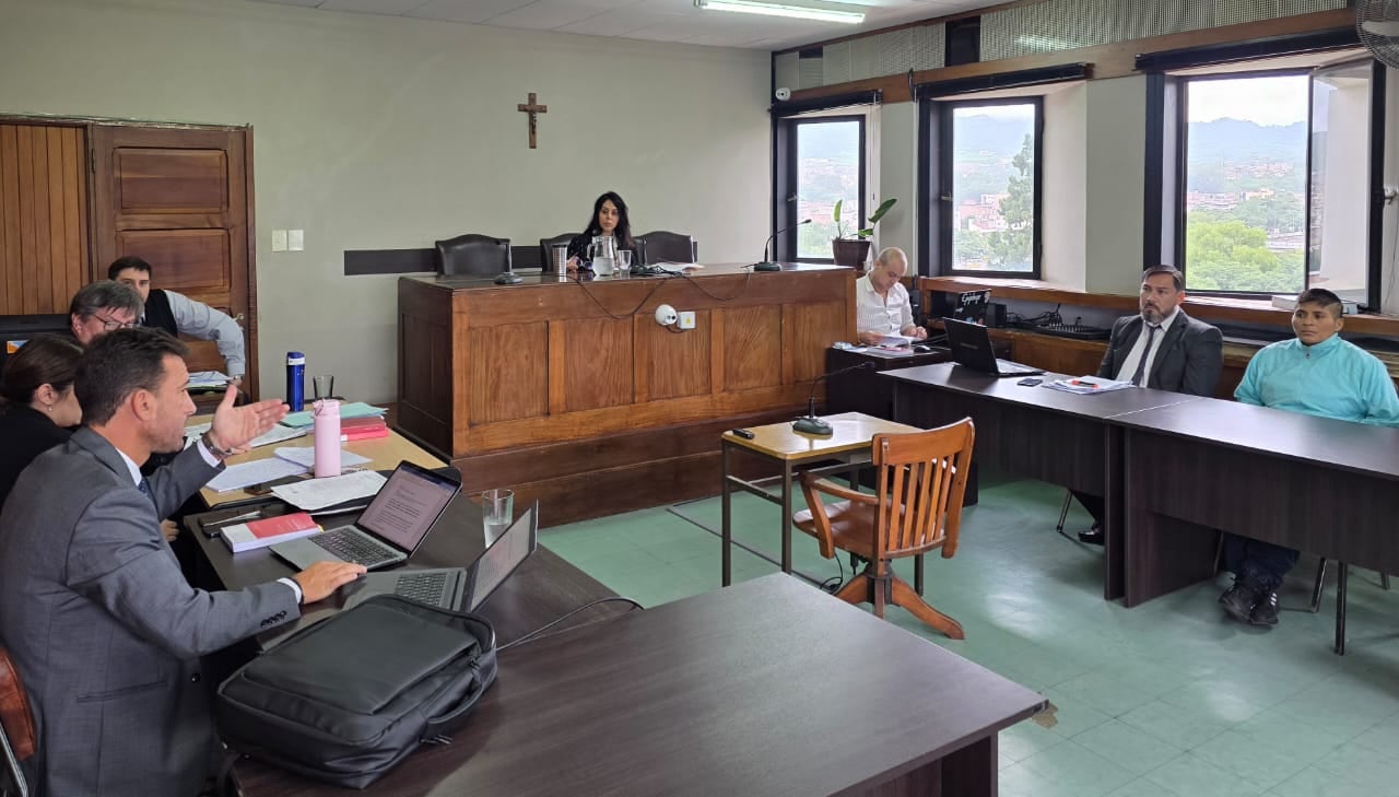 En un juicio abreviado, una mujer identificada como Olimpia Garnica fue sentenciada a cinco años de prisión por hechos cometidos en el barrio El Chingo y en la Seccional 44 de la Policía del barrio San Martín en San Salvador de Jujuy.