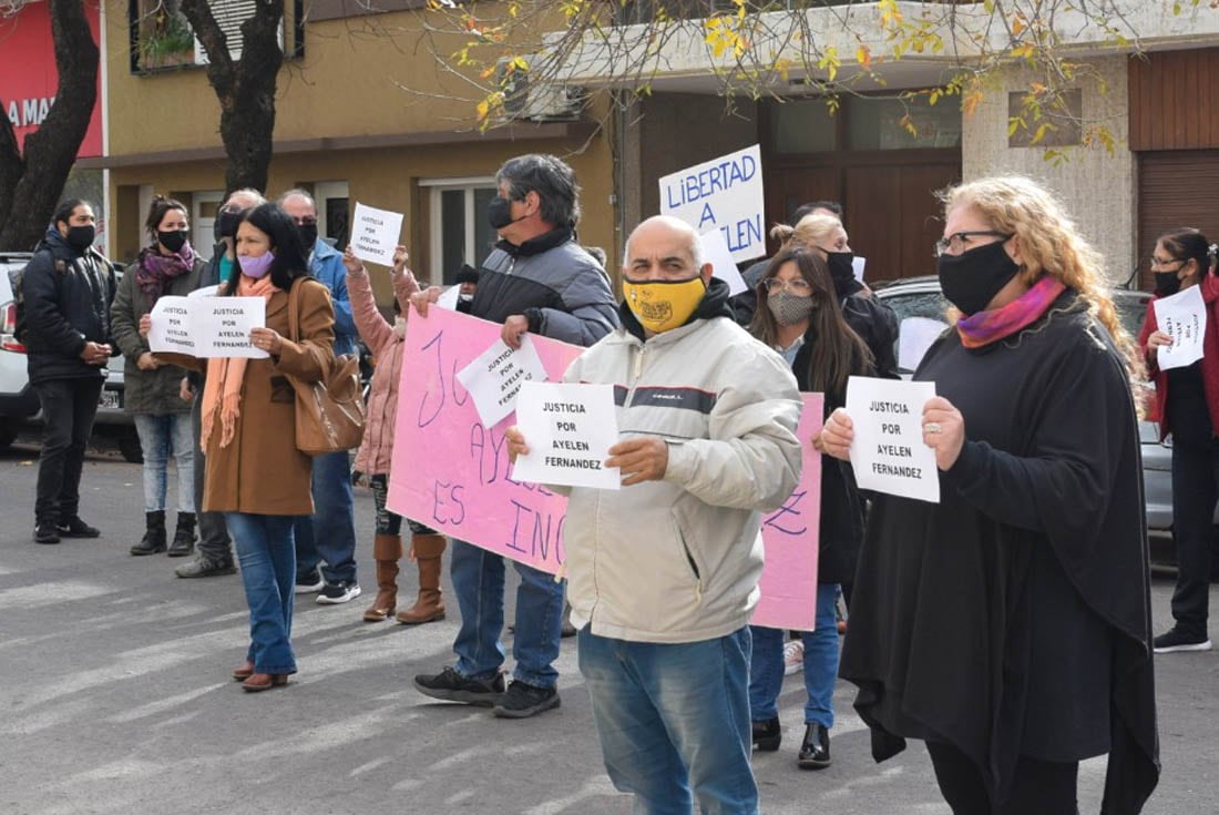 protesta frente a tribunales de Villa María para pedir la liberación de María Ayelen Fernández, detenida por el homicidio de José Antonio Fernández
martin llampayas