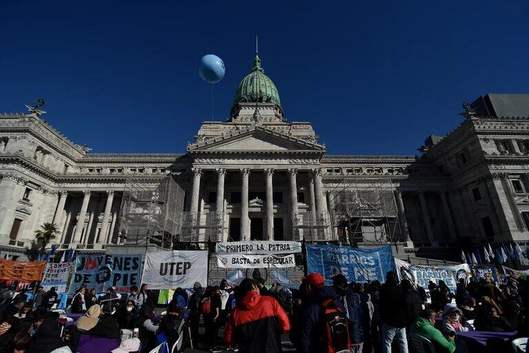 Barrios de Pie se manifiesta en frente al Congreso de la Nación en contra del campo.