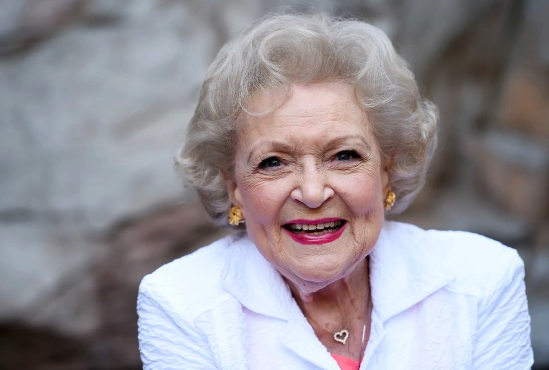 Falleció Betty White a los 99 años, un ícono de la comedia y una de las estrellas más queridas de Hollywood.