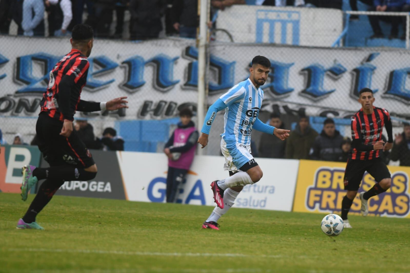 Racing recibió a Patronato en su estadio de Nueva Italia, por la Primera Nacional. Ramiro Pereyra / La Voz)