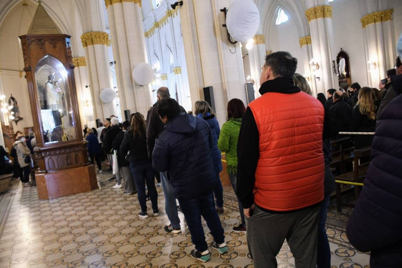 Adentro de la parroquia continuaron las filas para acercarse a la imagen de San Cayetano.