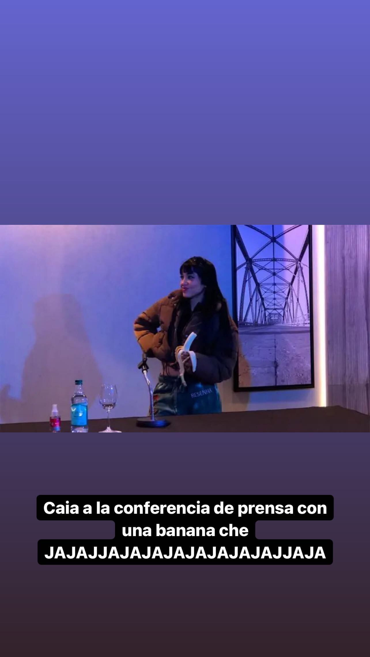 ¡Dejo a todos boquiabiertos! María Becerra llevó una banana a una rueda de prensa.