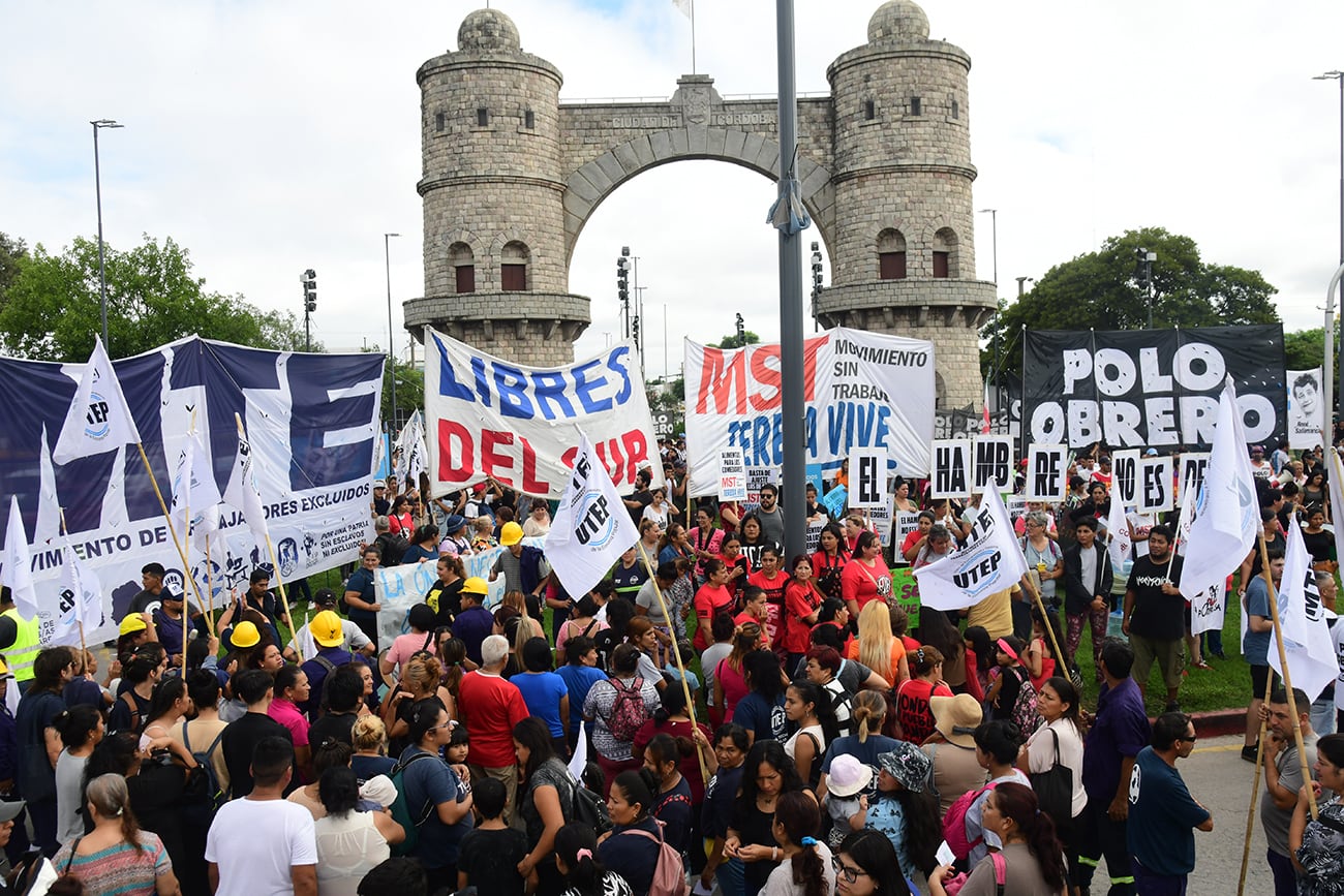 Piquetes en Córdoba: cortes de la Unión Trabajadores de la Economía Popular frente Arco de Córdoba. (La Voz)