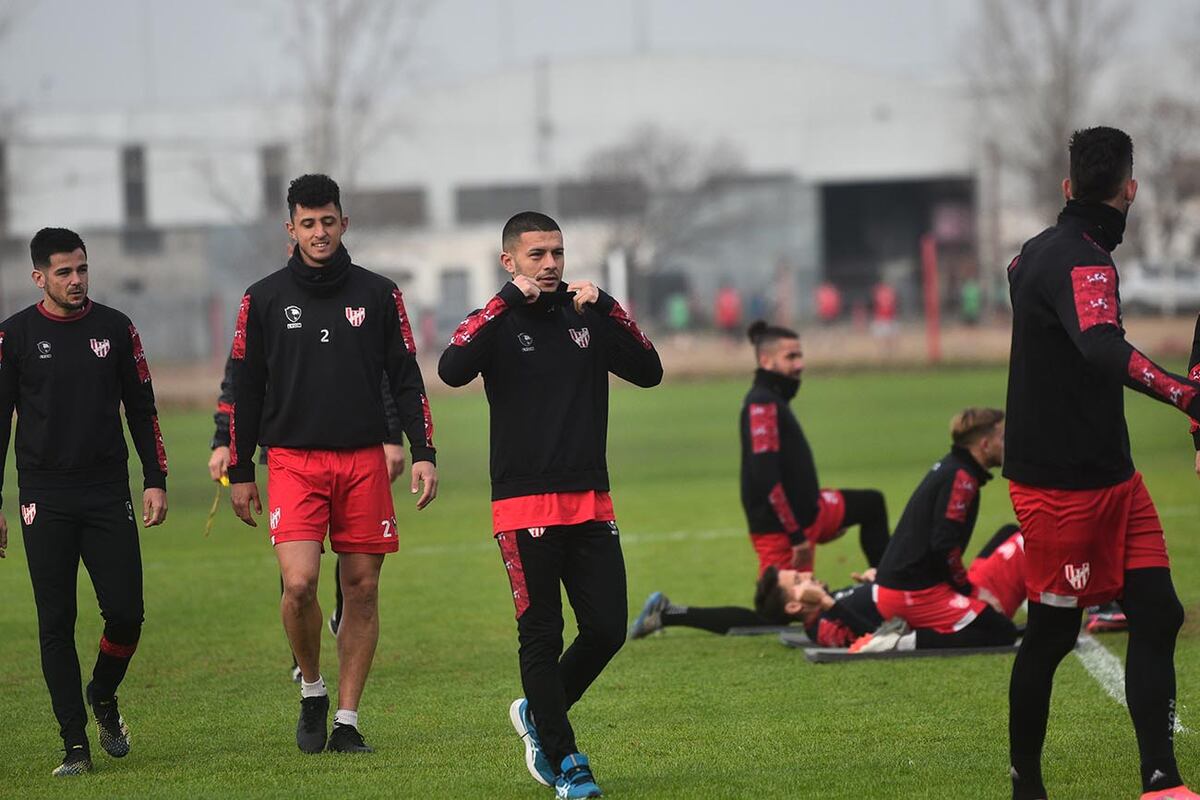 Instituto y un entrenamiento con una bandera de apoyo al equipo
