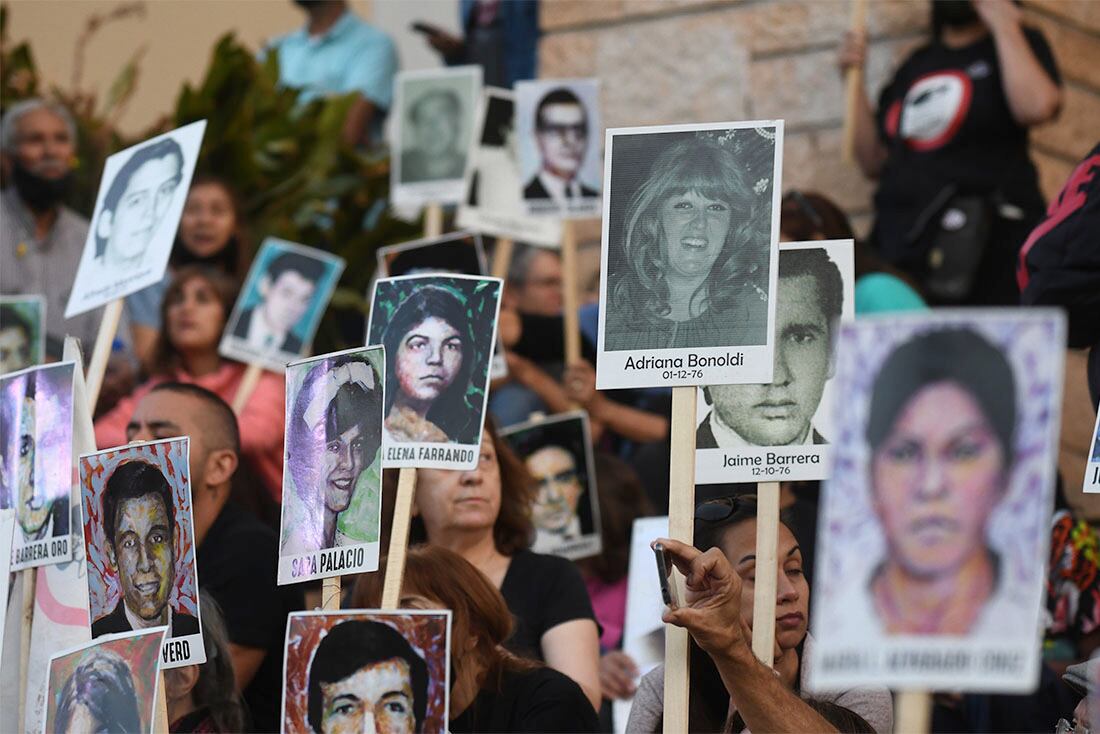 Miles de personas movilizan por el día Nacional  de la Memoria por la Verdad y la Justicia.

Foto José Gutierrez / Los Andes 