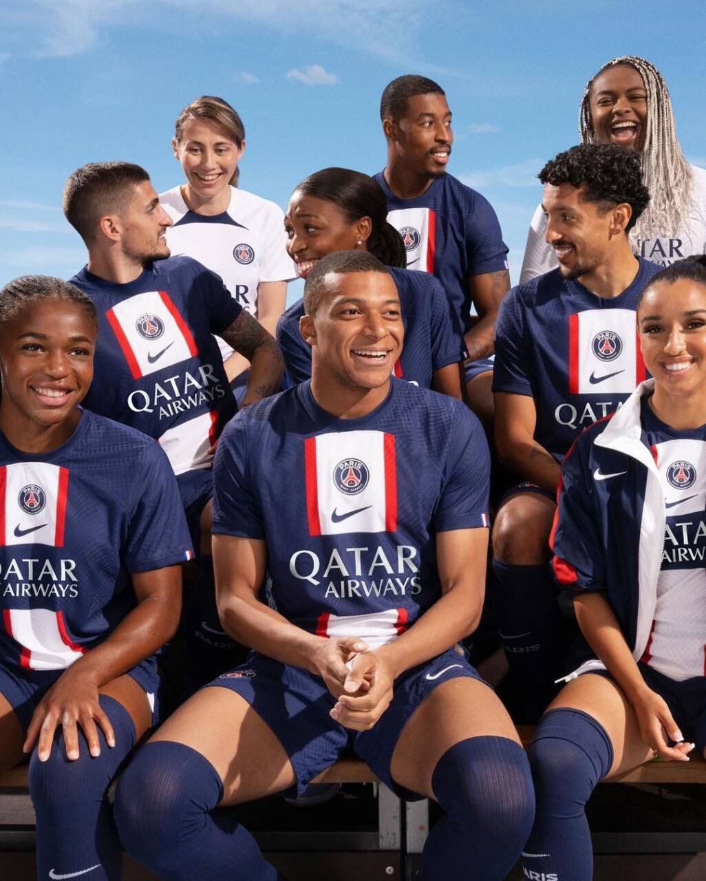 Mbappé también se probó la nueva camiseta para la presentación oficial.