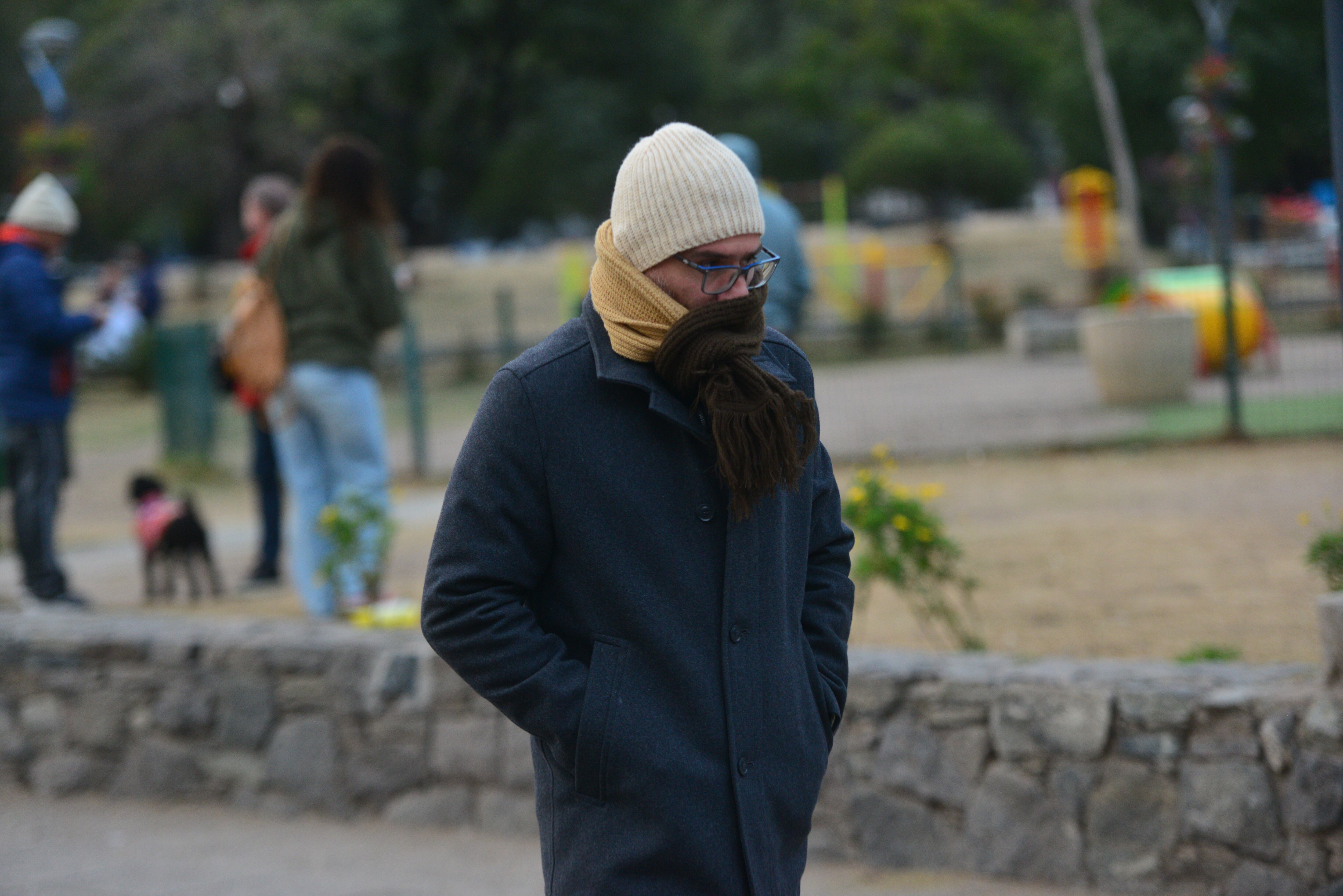 Con temperaturas por debajo de los 0° los cordobeses vivieron otro día de frío en una semana con ola polar. Foto: Javier Ferreyra