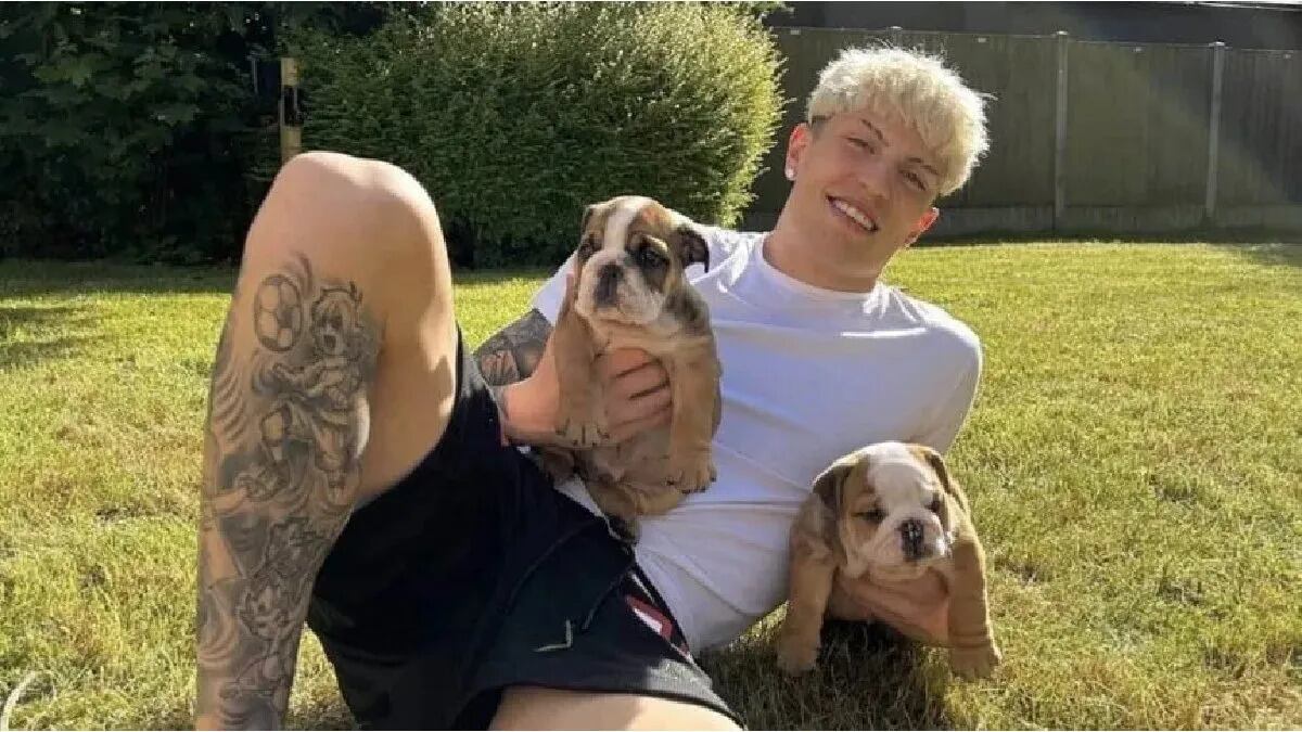 El futbolista junto a sus dos perros.