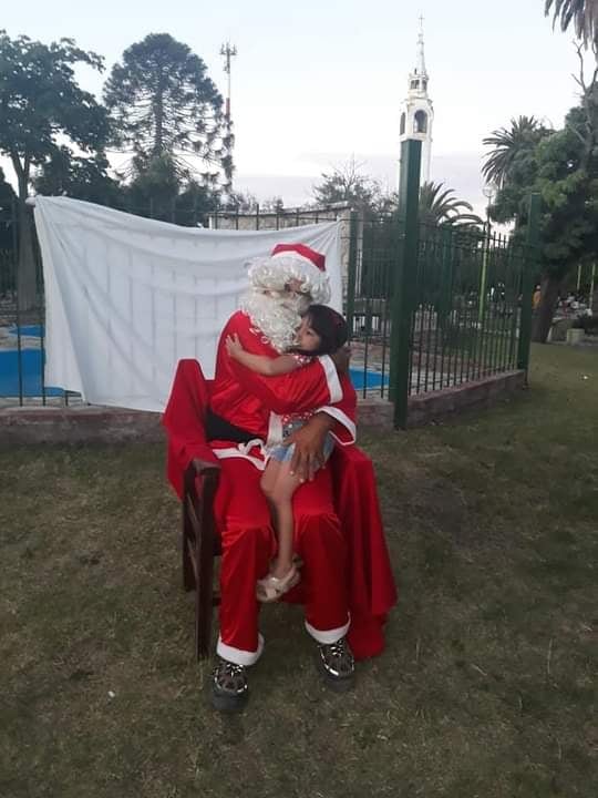 El Papá Noel que alegra a los más pequeños