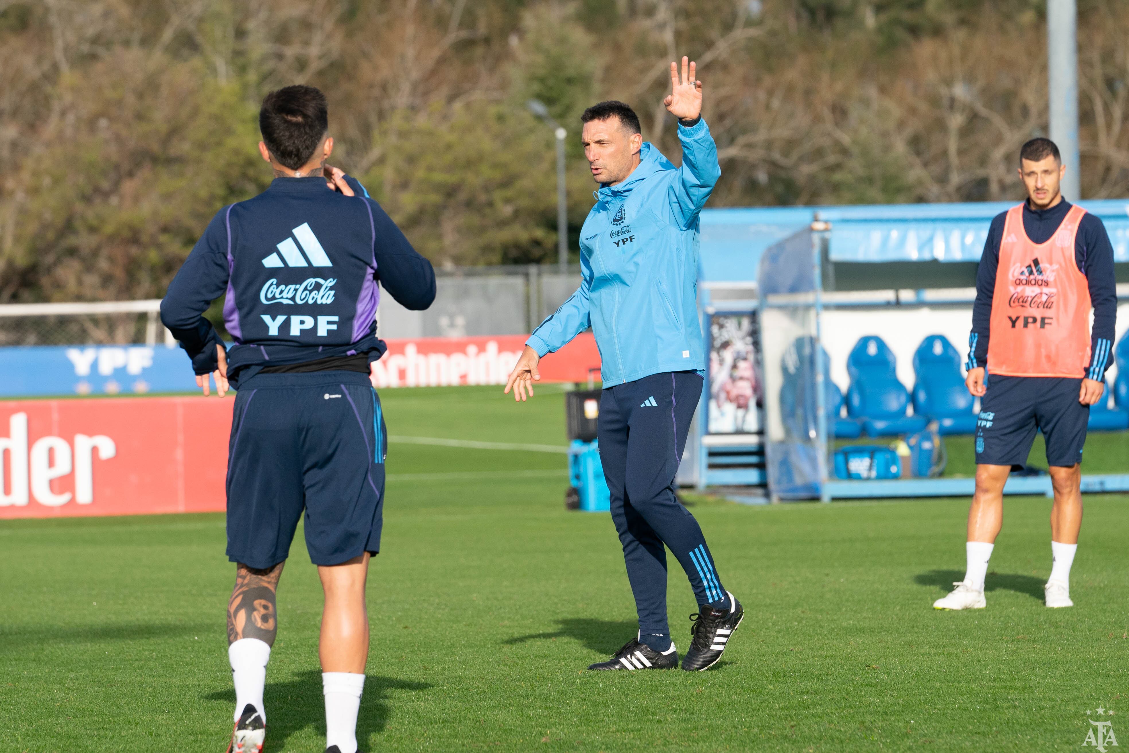 Lionel Scaloni encabezó este lunes el inicio de las prácticas de la selección para jugar la doble fecha de eliminatorias, contra Ecuador de local y Bolivia de visitante. (@Argentina)