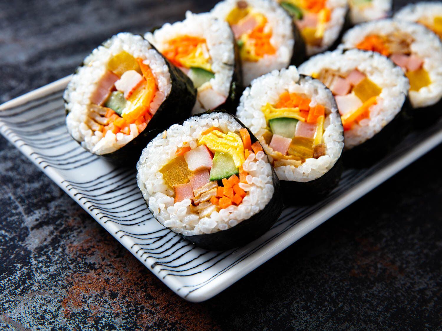 Así es el Kimbap coreano, un plato muy famoso a nivel internacional que no debe confundirse con el sushi.