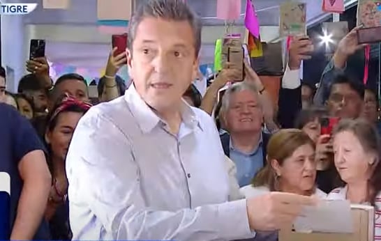 Sergio Massa depositando su voto en la urna.