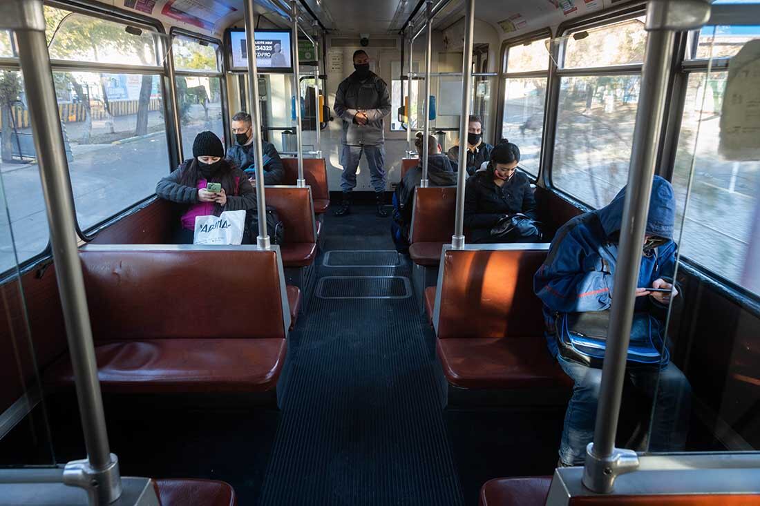 El transporte público será utilizado solo por el personal esencial.