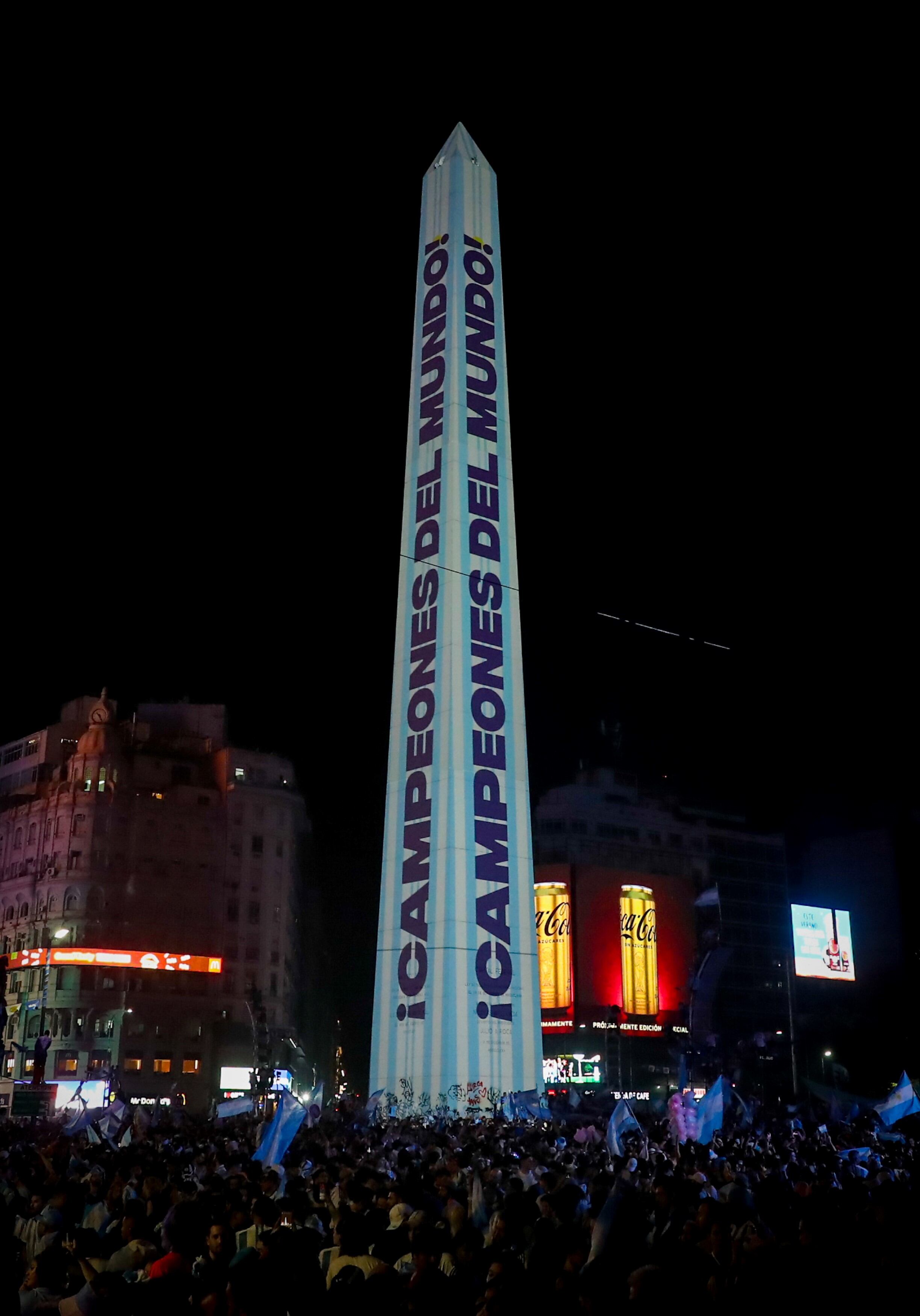 El Obelisco también se vistió de celeste y blanco con un mapping diseñado especialmente por el artista Nicolas Bernaudo.