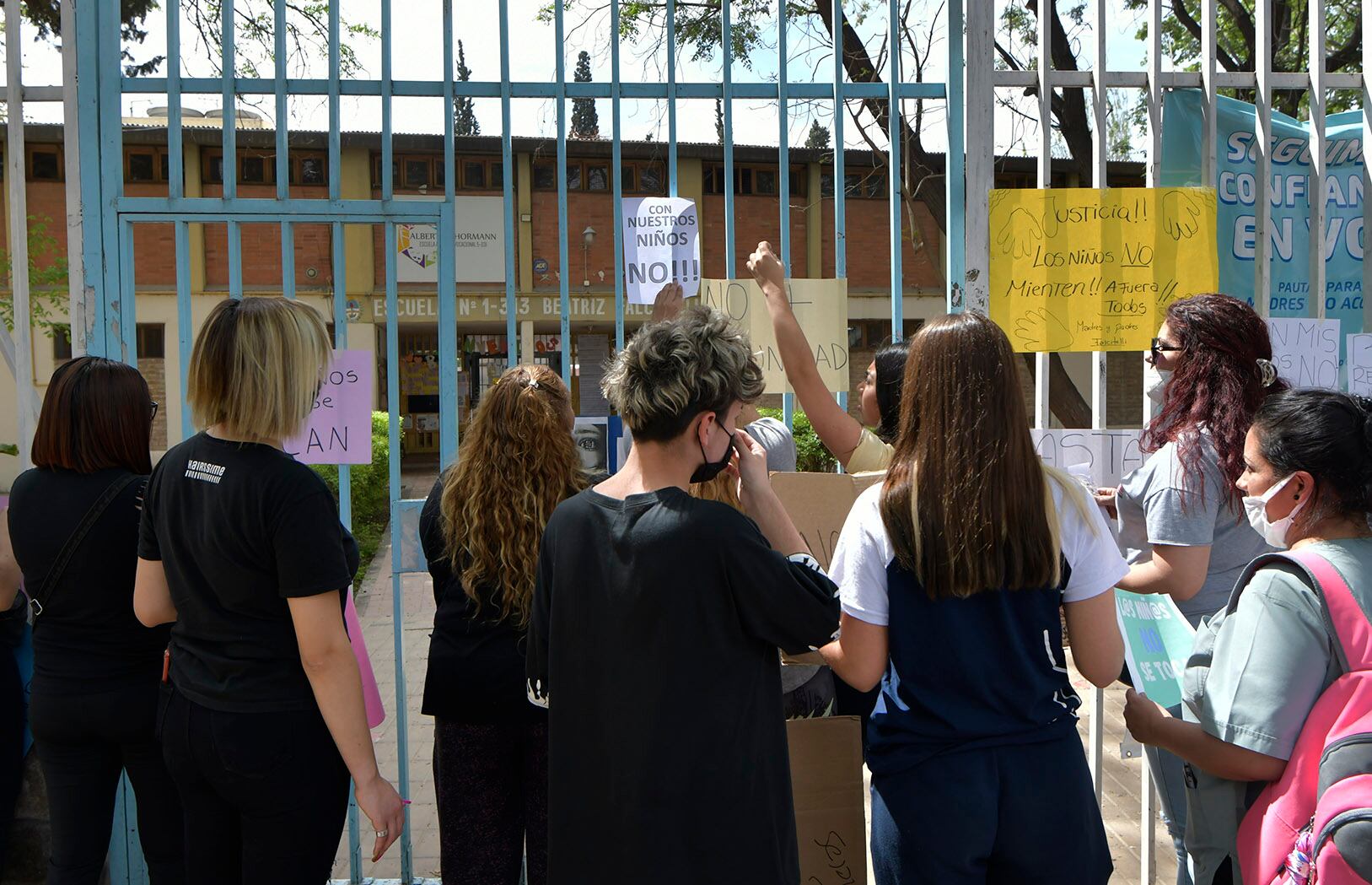 Reclamos de padres de alumnos de la Escuela Primaria 1-313  Beatriz Falcitelli de Ciudad. Archivo