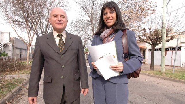 El intendente de Rosario Miguel Lifschitz junto a Clara García al recorrer los trabajos de poda y escamonda en la ciudad. Foto: La Capital.