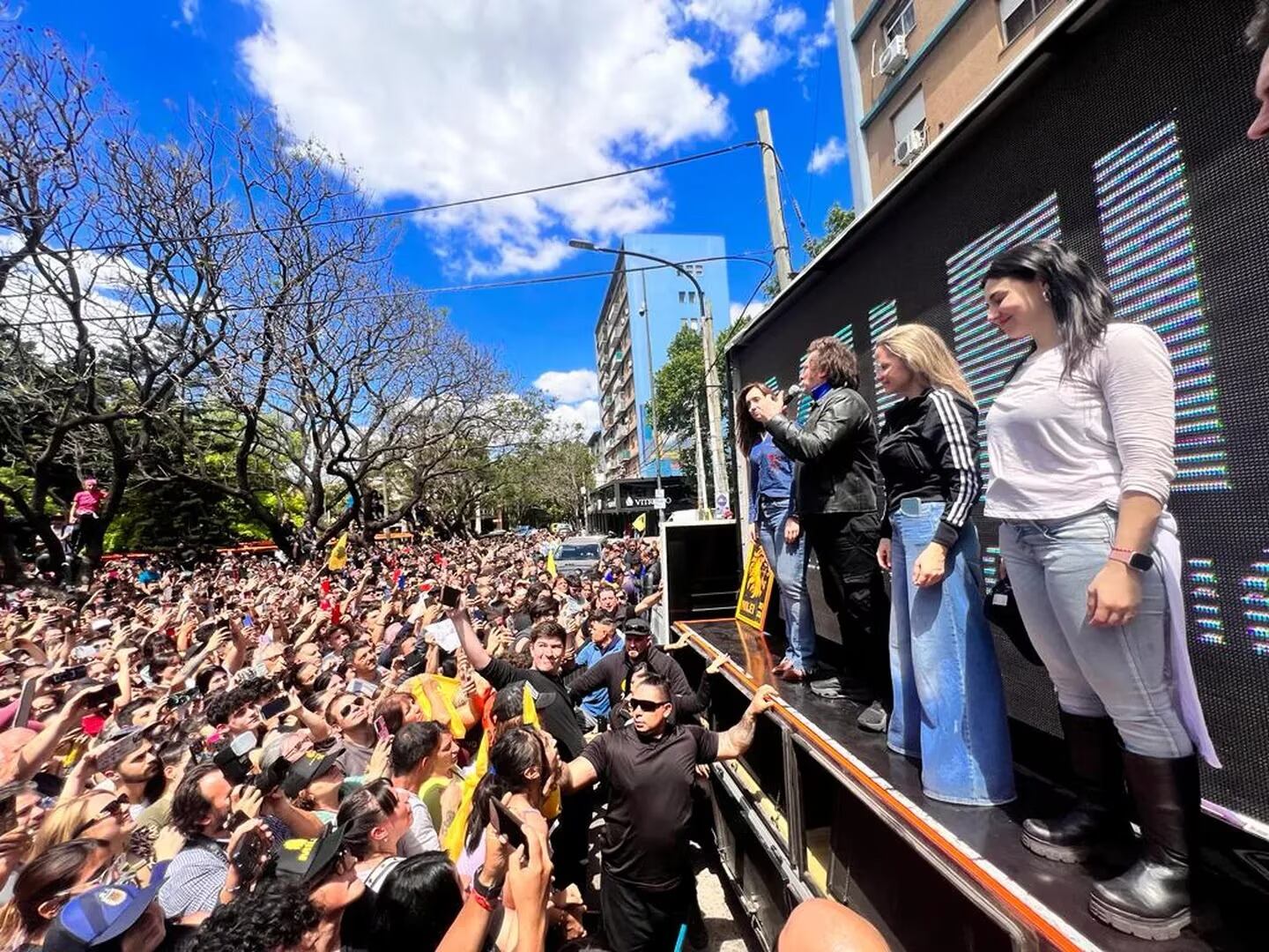 Reapareció Javier Milei con recorridas por San Isidro y El Palomar y críticas para Massa (Foto: prensa LLA).