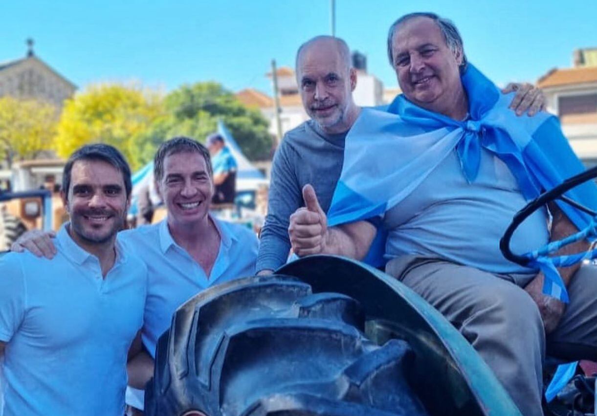 Decenas de agricultores llevaron este sábado unos treinta tractores hasta la Plaza de Mayo, en protesta contra la política económica del Gobierno de Alberto Fernández. (Federico López Claro)