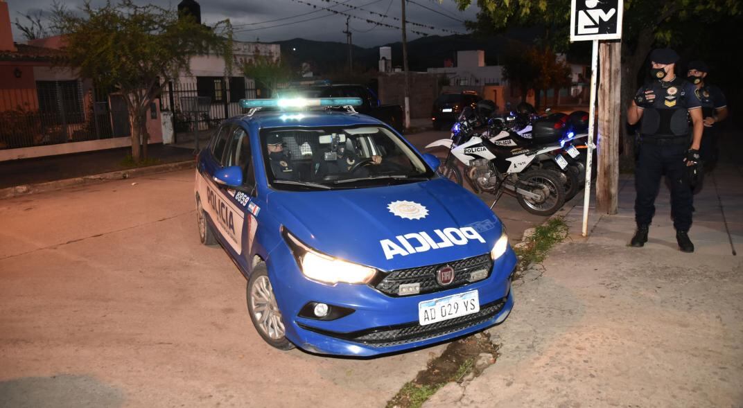 Traslado. El piloto de Fuerza Aérea Javier Carlos Galván al llegar a los tribunales de Cosquín luego de haber sido trasladado desde La Falda. Anoche seguía declarando. (La Voz)