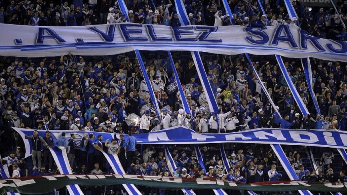 Violencia inusitada: la barra brava de Vélez entró por la fuerza a la práctica y apretó al plantel