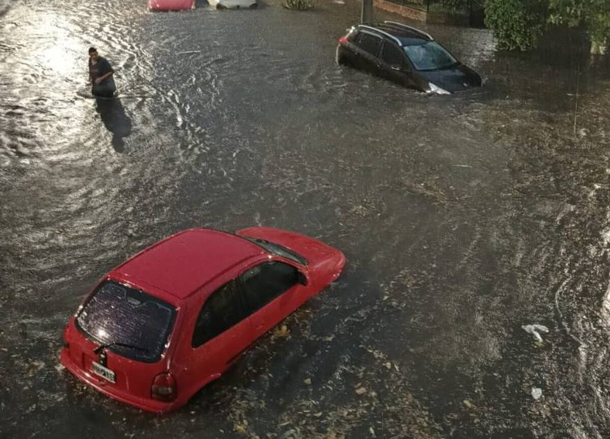 Las imágenes más impactantes del diluvio en el AMBA: destrozos, inundaciones y vuelos reprogramados