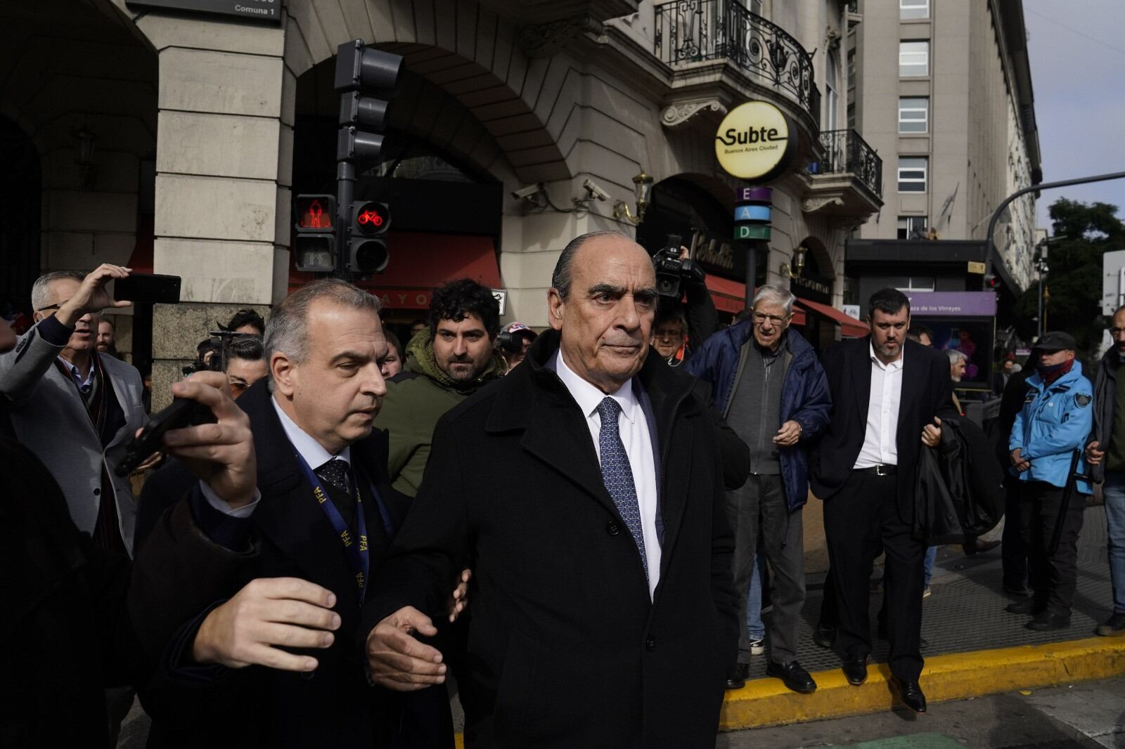 Reunión de gabinete en el bar Pertuti luego de la conferencia de prensa de Guillermo Francos en Casa Rosada. (Federico López Claro)