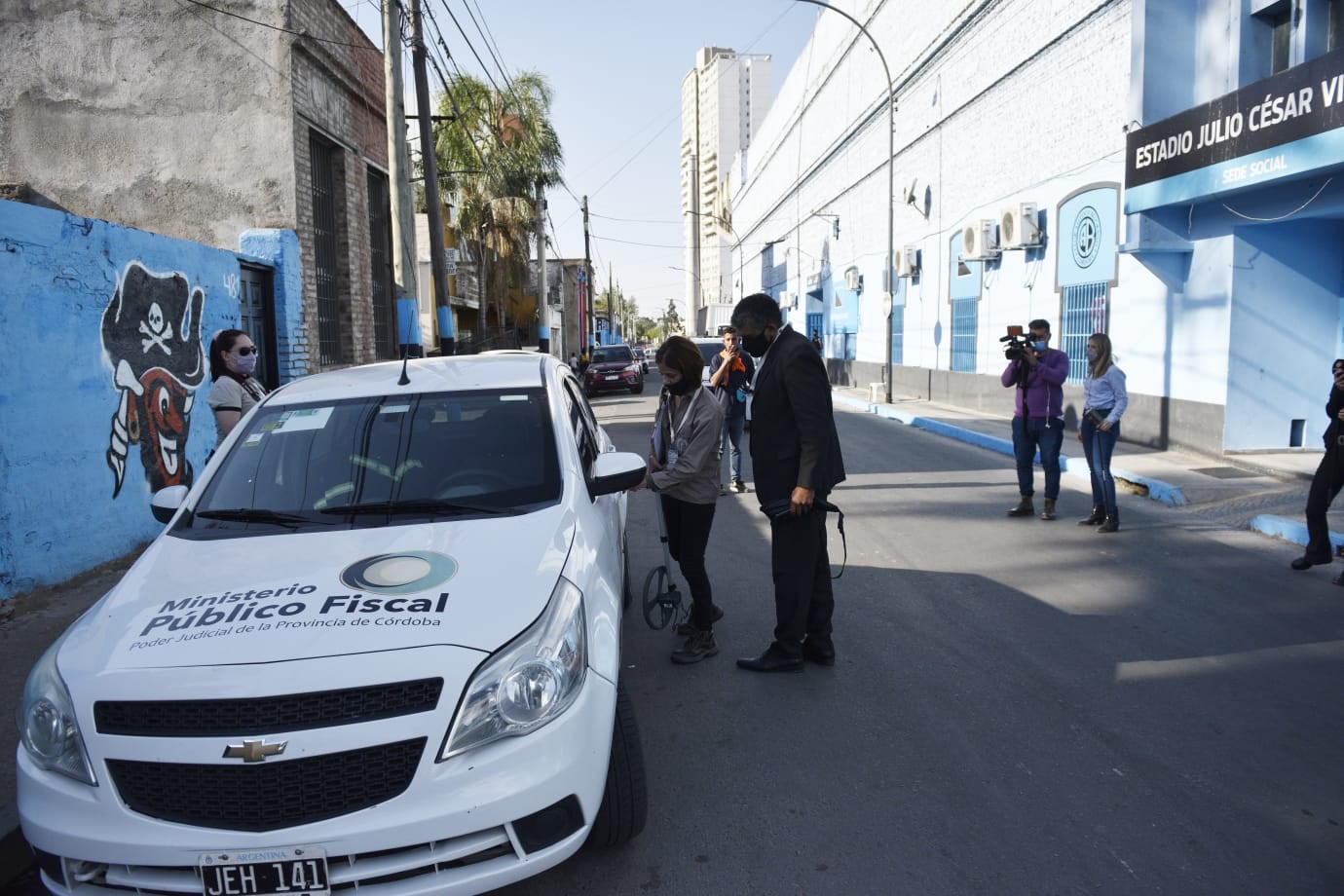 Los encargados de la Justicia saliendo de la cancha de Belgrano. (Facundo Luque)