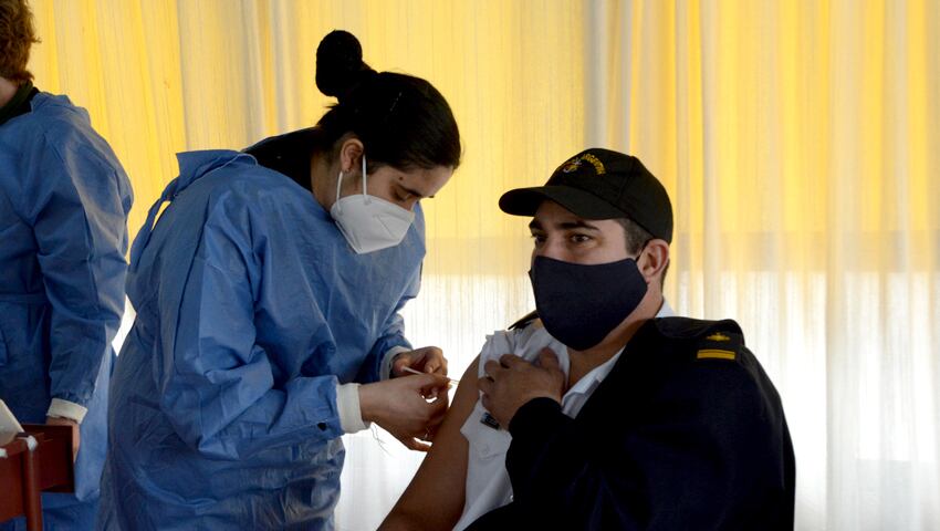 Comenzaron a vacunar contra el COVID al personal militar en la Base Naval Puerto Belgrano