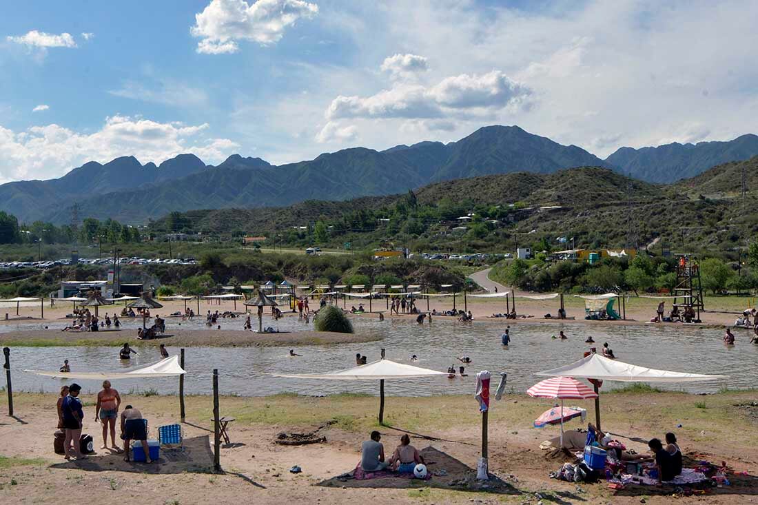 Ola de calor en el Gran Mendoza. El Servicio Meteorologico Nacional anunció para el fin de semana y gran parte de la semana próxima temperaturas superiores a los 37°. Foto : Orlando Pelichotti / Los Andes.