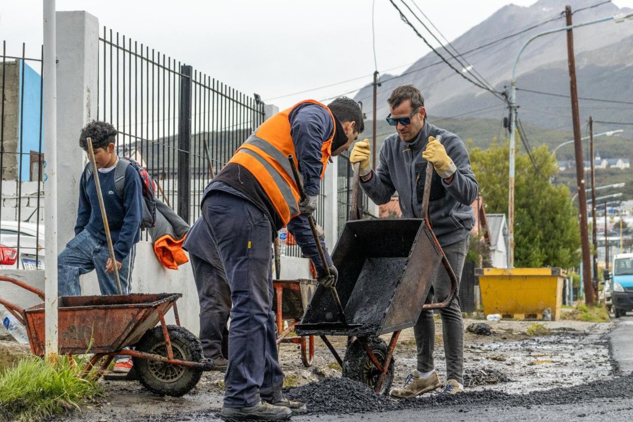 Trabajadores de la Dirección de Bacheo y de la planta de asfalto.