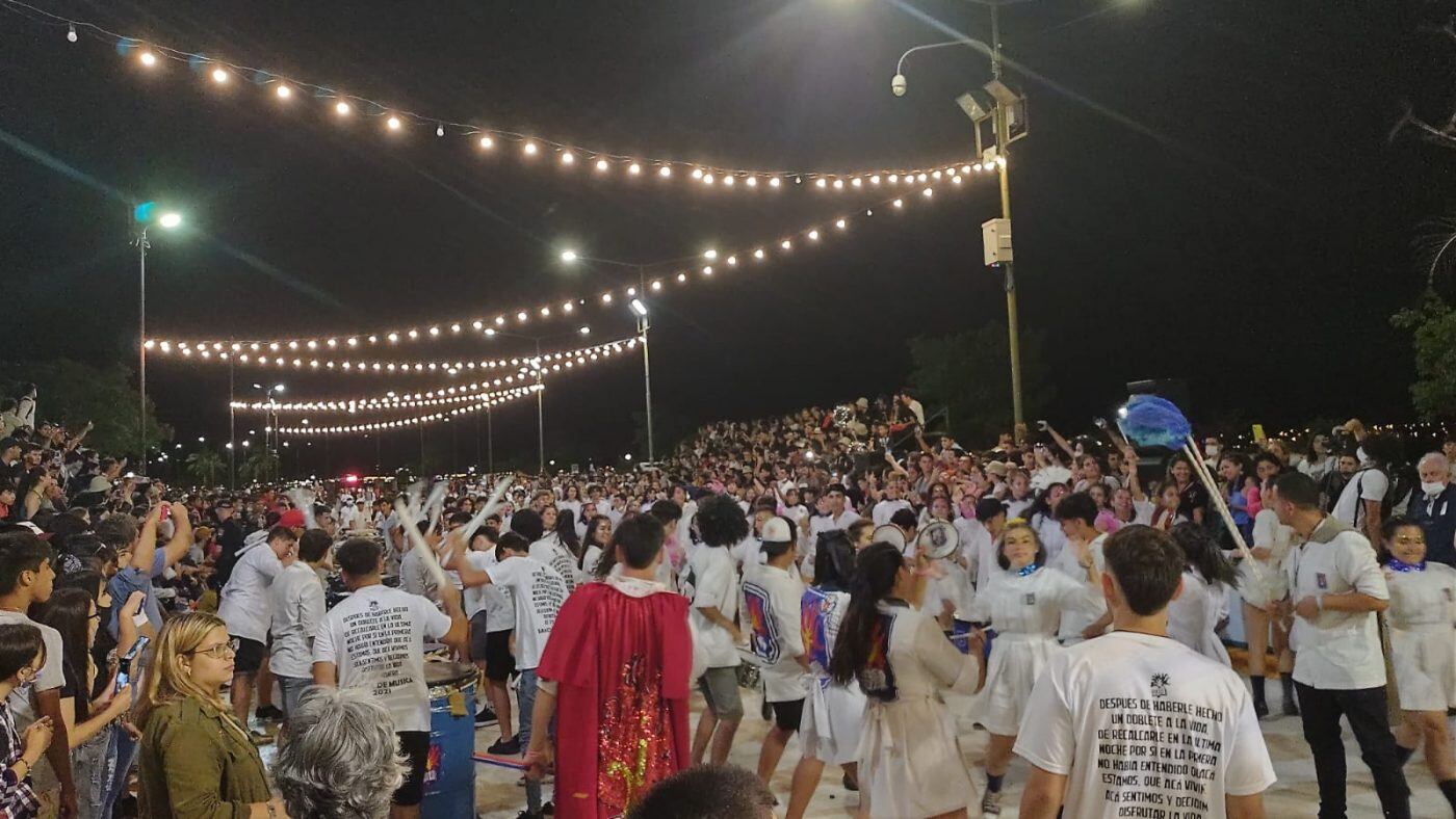 Finalizando la noche de calle, alumnos de la Escuela Normal Superior 'Estados Unidos Del Brasil'.