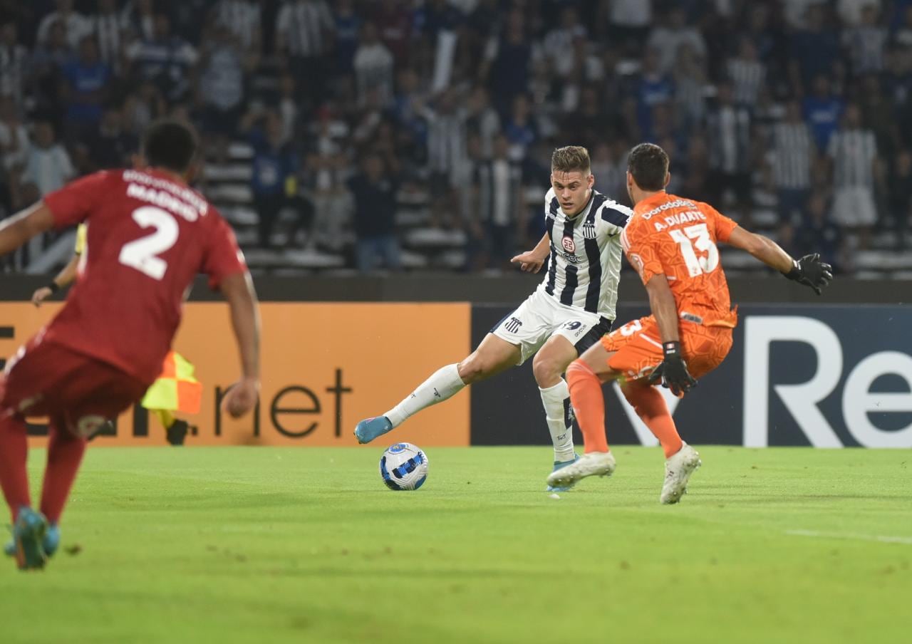 Girotti tuvo una de las chances claras en el primer tiempo para Talleres ante Sporting Cristal en el Kempes. (Facundo Luque / La Voz).