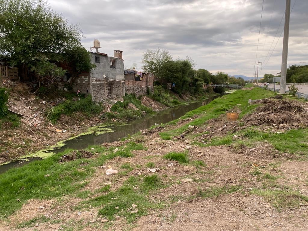 Además del agua estancada y los malos olores, la gran preocupación es que el lugar se transforme en un criadero de dengue