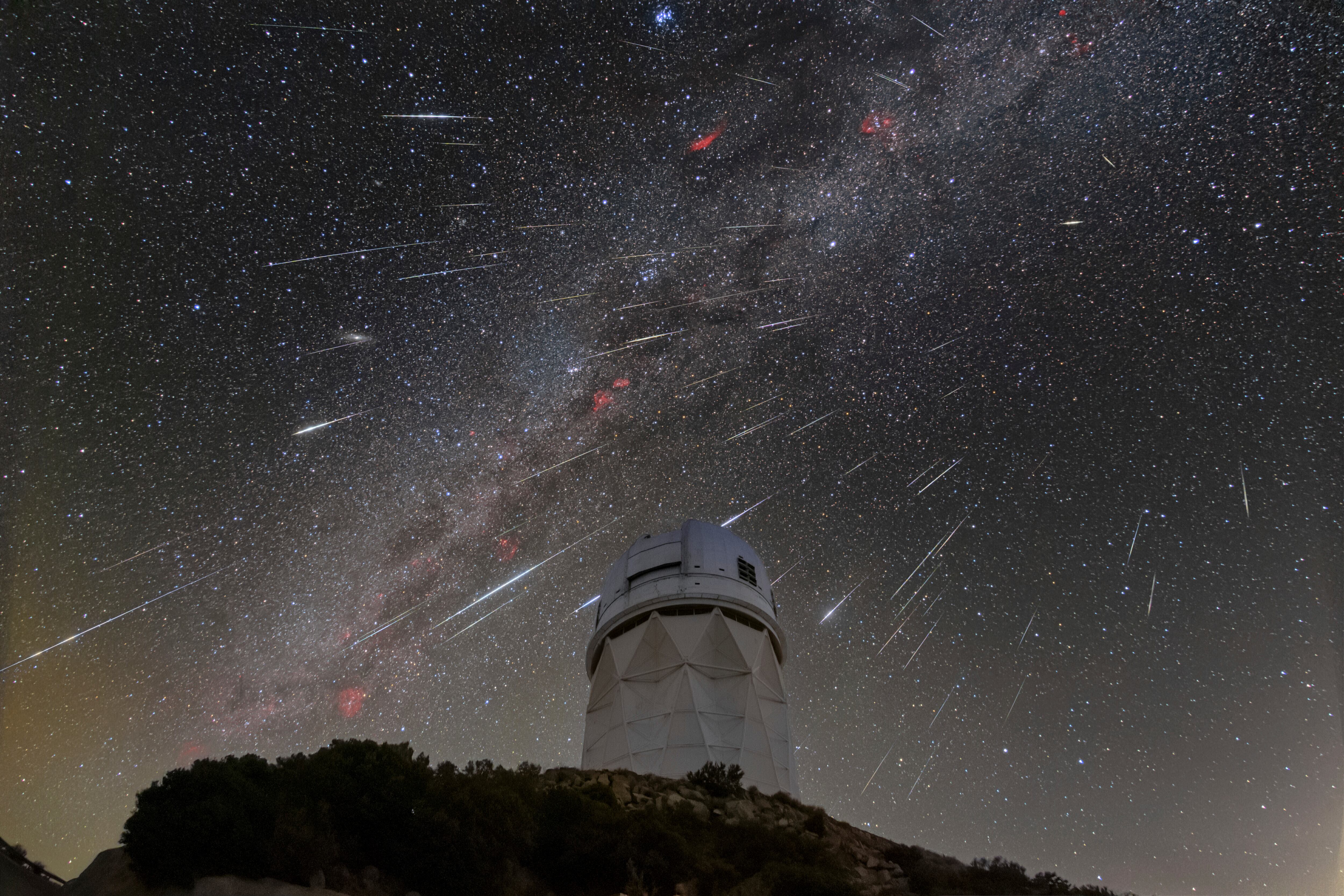 ARCHIVO - En esta foto del 14 de diciembre de 2023 facilitada por NOIRLab, meteoros de la lluvia de estrellas Gemínidas surcan el cielo sobre el telescopio Nicholas U. Mayall del Observatorio Nacional de Kitt Peak (KPNO), un programa del NOIRLab de la Fundación Nacional para la Ciencia, situado a unos 90 kilómetros (56 millas) al suroeste de Tucson, en territorios de la nación originaria Tohono O'odham. (NSF/NOIRLab via AP, archivo)