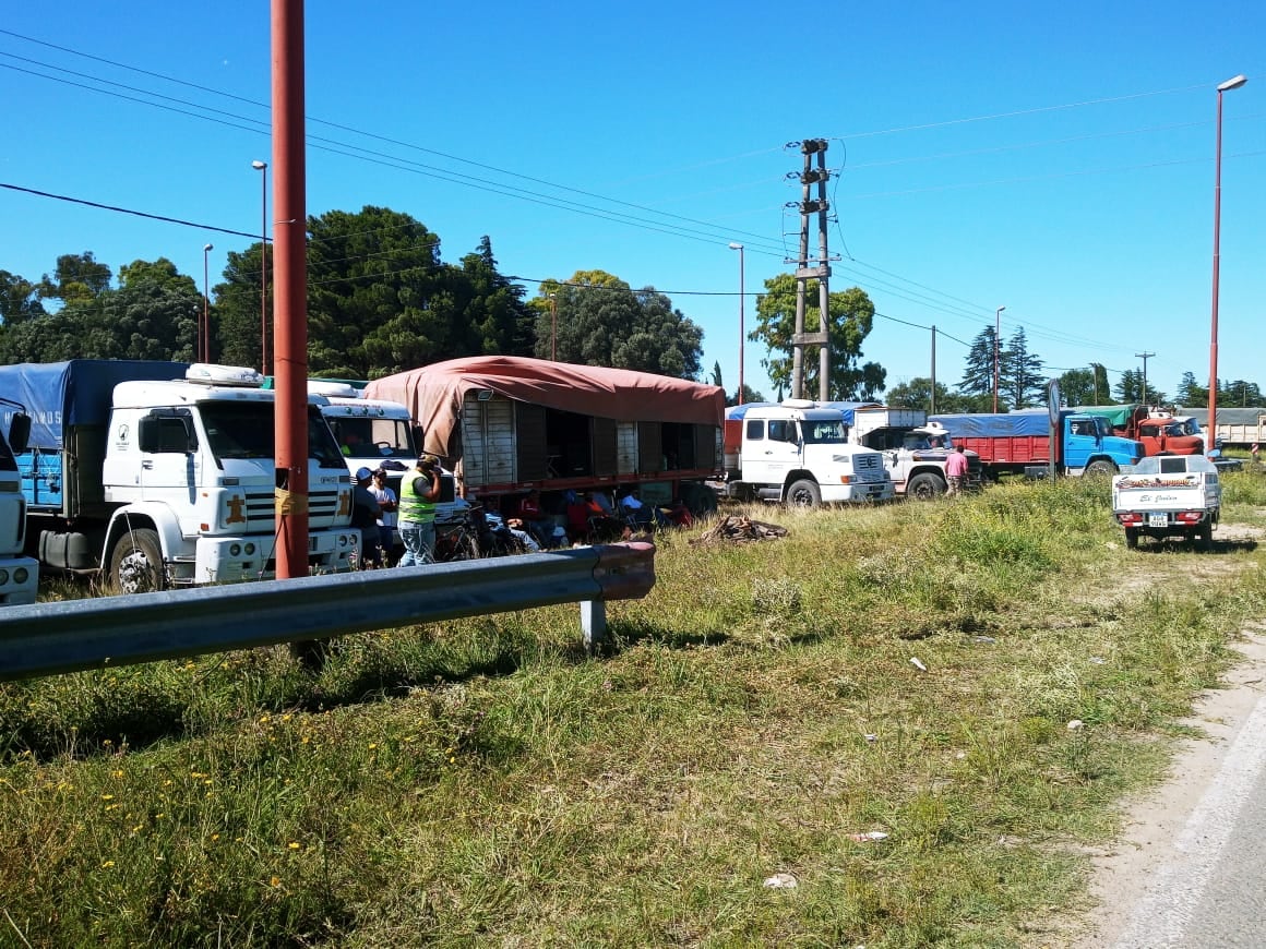 Camioneros autoconvocados continúan con el paro en la intersección de la Ruta 3 y 228.