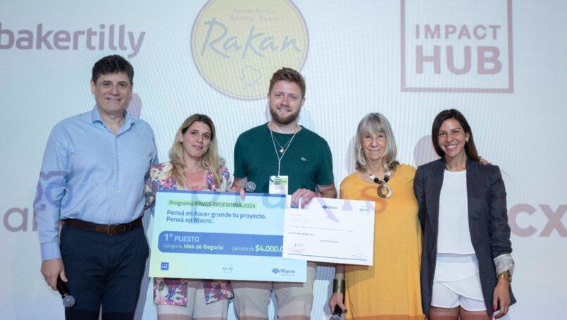 Romina Mitarotonda, ganadora en la categoría Idea de Negocio con su plataforma Odycell, sostiene el cheque simbólico por cuatro millones de pesos otorgado por Banco Macro para el primer puesto.