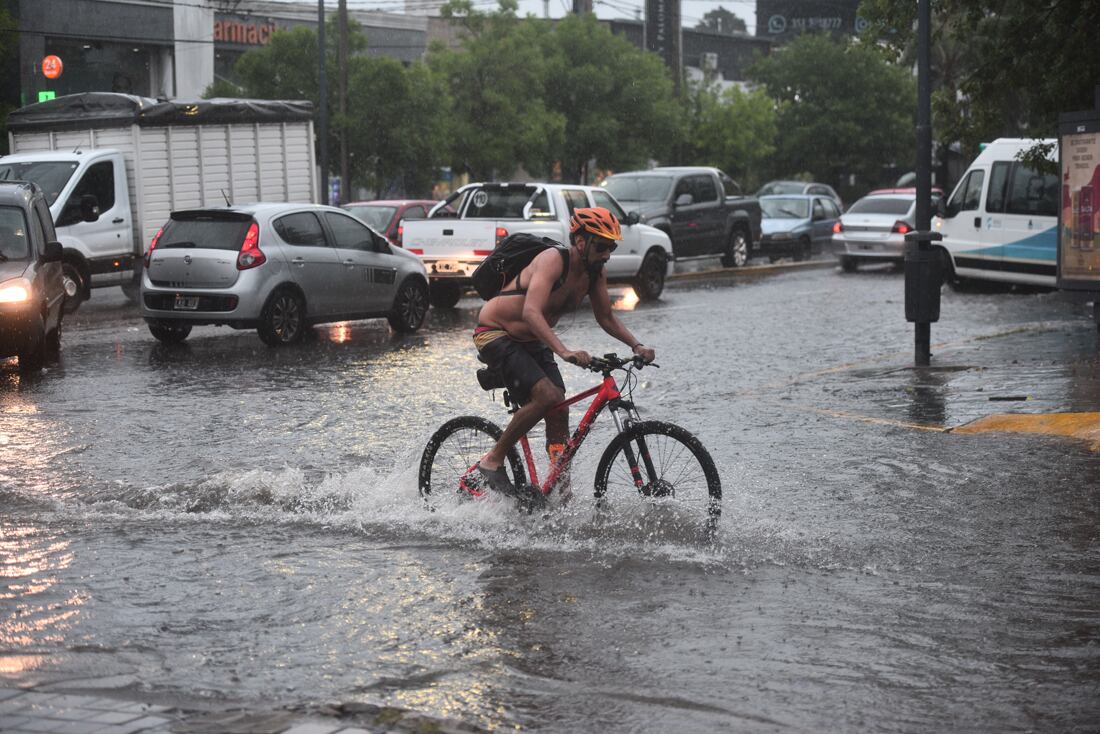 Lluvia en Córdoba, calles inundadas.  Avenida Rafael Núñez al 4000, (Pedro Castillo / La Voz)