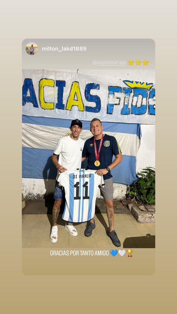 Di María posó con la camiseta que usó en el Mundial.