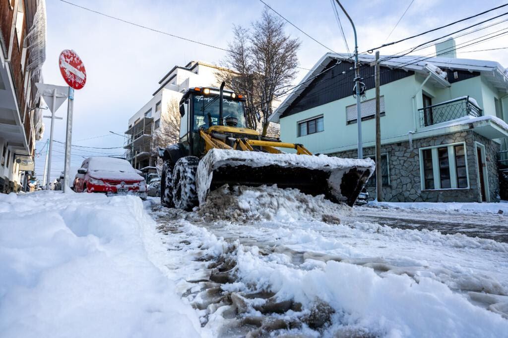 En el marco del operativo invierno la Municipalidad de Ushuaia, ubicado en Defensa Civil, solicitan a los vecinos y vecinas “precaución al transitar en las diferentes arterias de la ciudad".