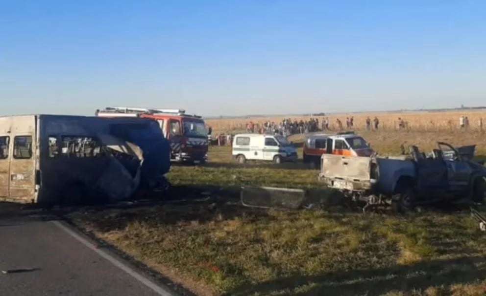 Trágico accidente en Córdoba: una combi que transportaba jugadores de fútbol chocó de frente y dejó cinco muertos. 