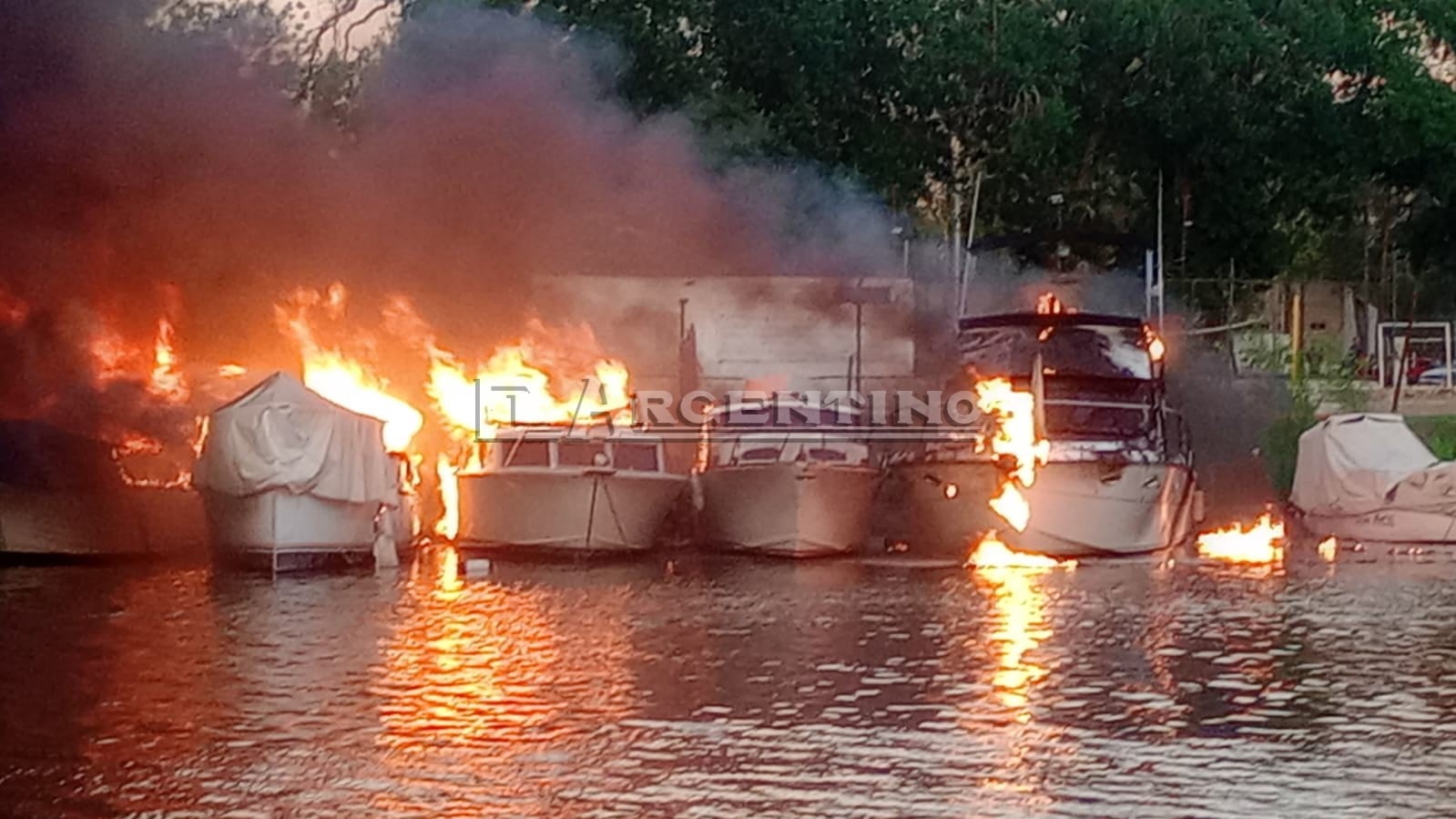 Incendio de embarcaciones en Gualeguaychú