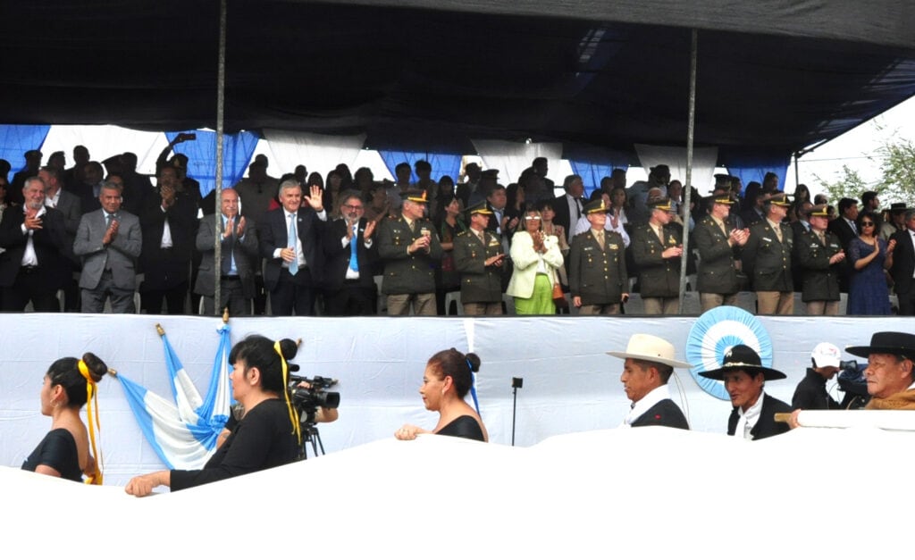 El gobernador Morales y el intendente Jorge encabezaron las presencias oficiales en el palco principal montado en la avenida Forestal para el desfile por el 211.er aniversario del Éxodo Jujeño.