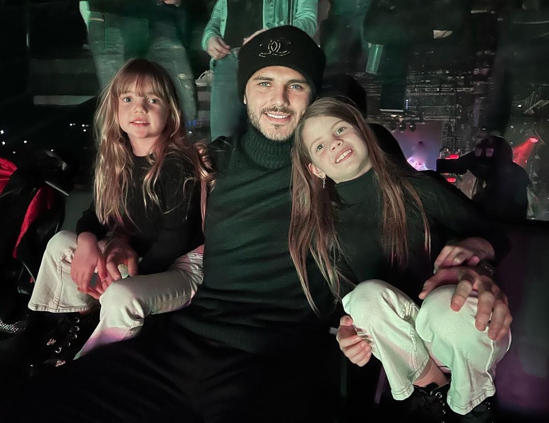 Mauro Icardi junto a sus hijas, Francesca e Isabella.