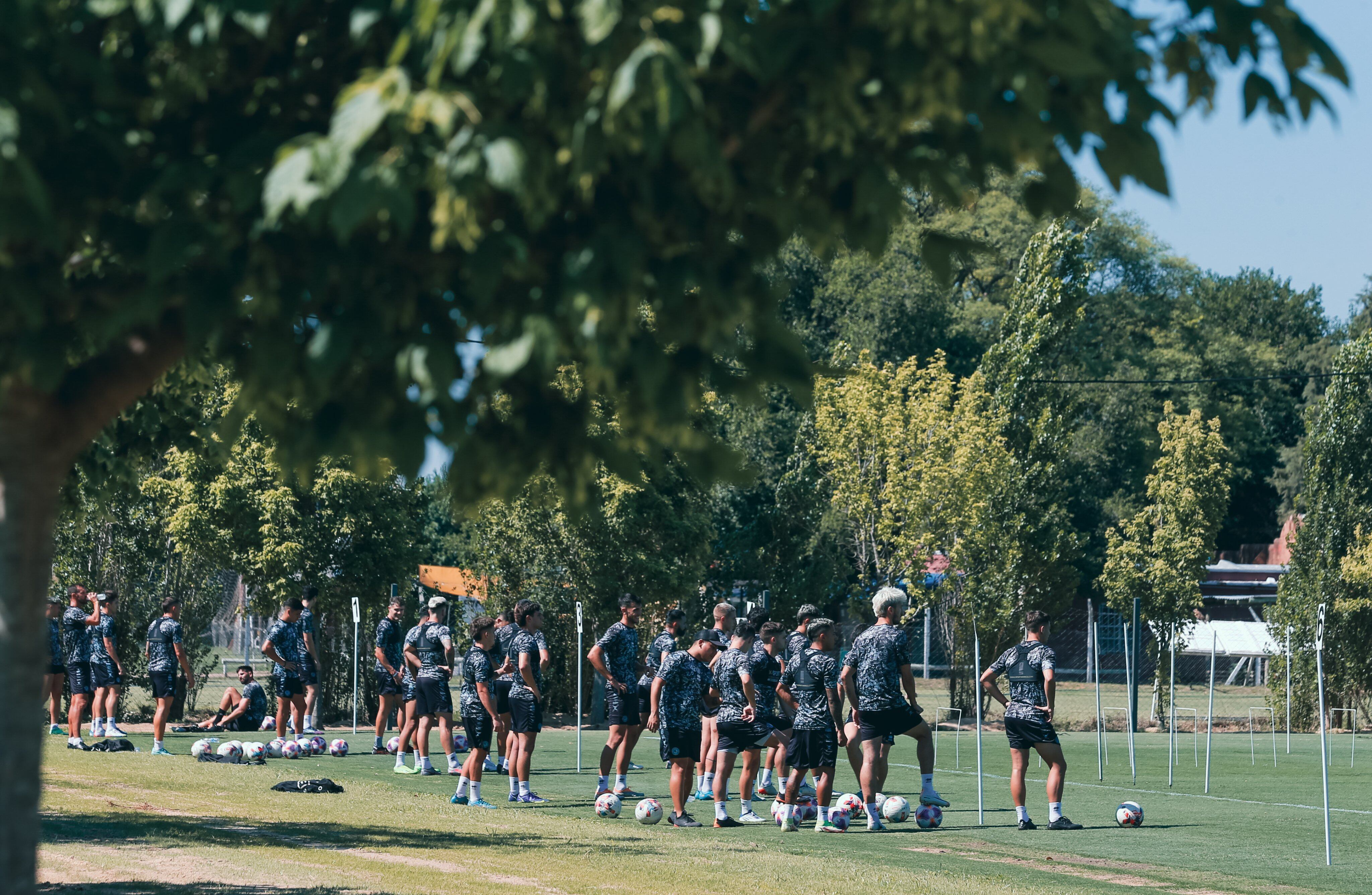 El plantel junto a uno de los campos en el predio Armando Pérez (Prensa Belgrano)