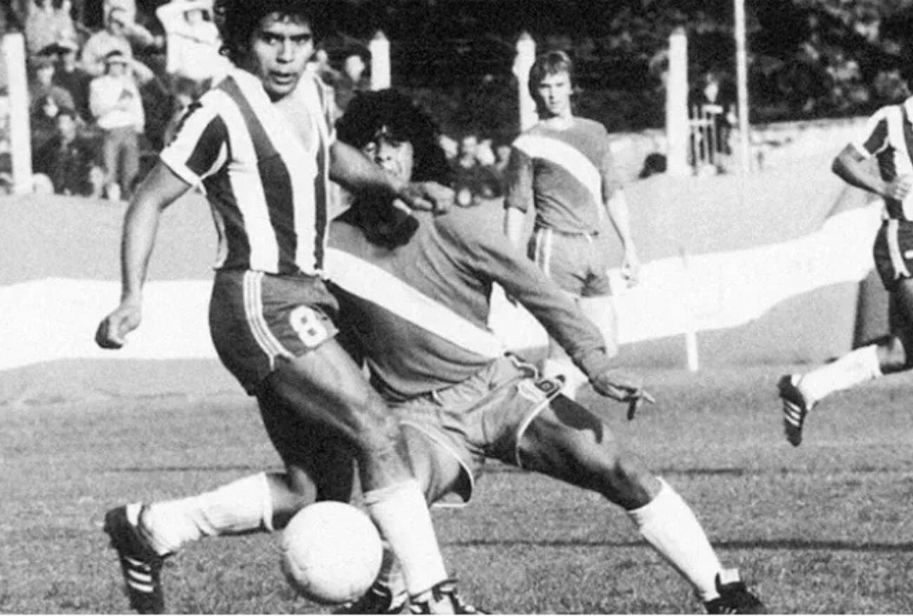 Diego Maradona en su debut ante Talleres. /Foto: El Gráfico