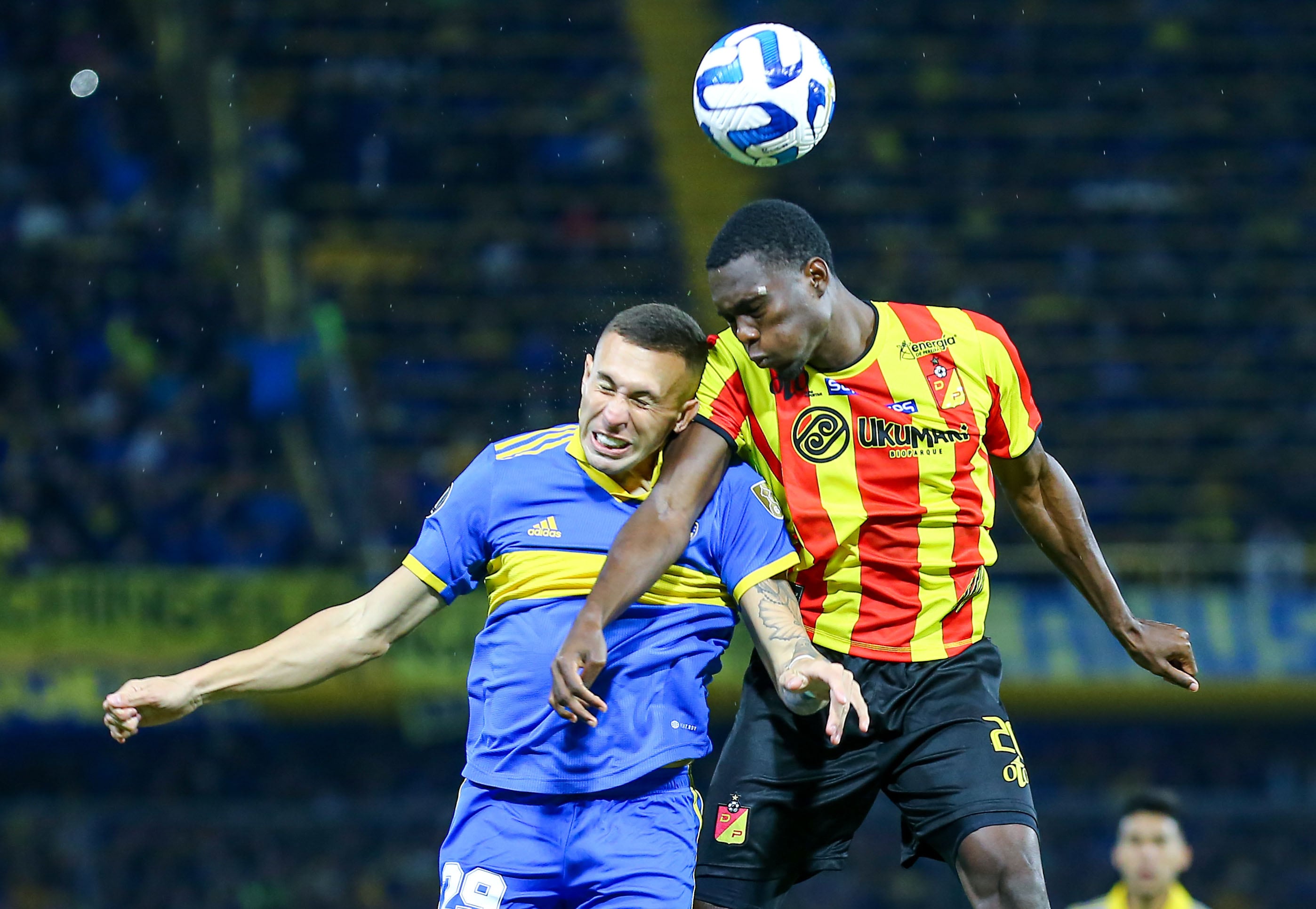 Norberto Briasco ante Carlos Ramírez en el partido que Boca y Deportivo Pereira jugaron por la Copa Libertadores en La Bombonera. (Fotobaires)