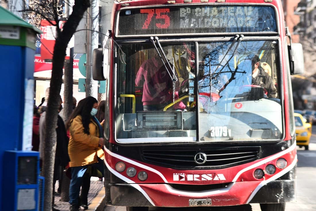 Después del paro de UTA,  el transporte urbano de Córdoba circula por las calles de la Capital. (Pedro Castillo/ La Voz)