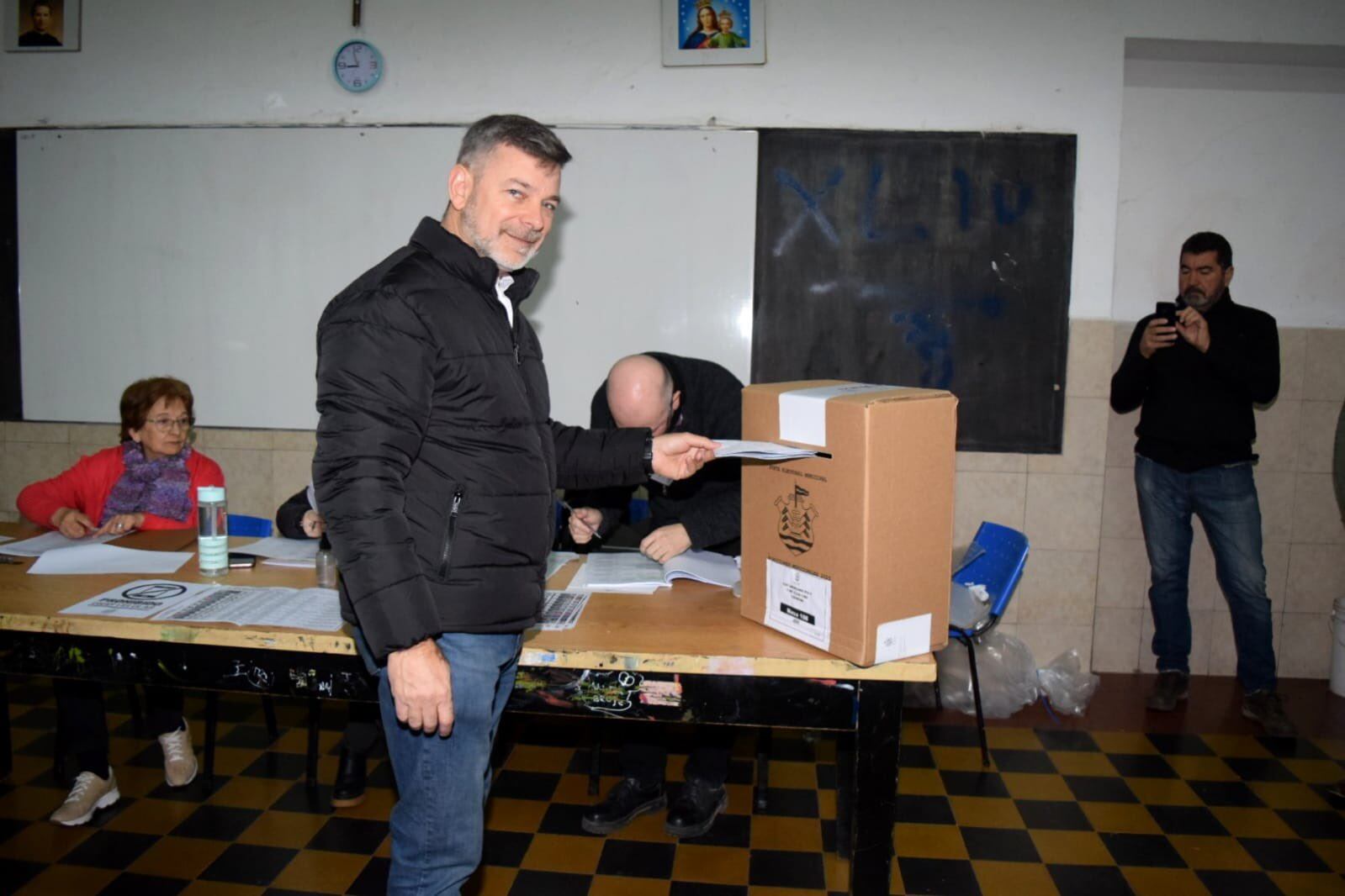 Javier Pretto votó durante la mañana de este domingo.